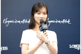 山下美月、白のドレス姿で本田響矢らと登壇！ダイヤ入りの時計を身に着け「大人の女性になった気持ち」 画像