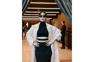 のん、くびれ際立つクールな衣装にファン絶賛！「完全に心を奪われる」 画像