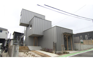 階段だらけの不思議な家！仕事空間と生活空間をしっかり区切ったリモートワーク夫婦の住まい『住人十色』 画像