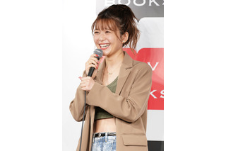宇野実彩子、黒ドット柄ノースリーブのステージルックを披露！AAA東京公演で魅せた美脚コーデ 画像