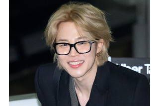 BTS・JIMIN、知的なメガネ姿から“うさ耳”まで！ときめき満載の日常ショット公開 画像