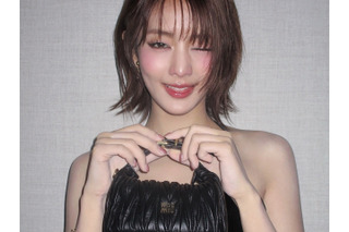 「ほぼ見えてる？」サイド全開シャツで“ふくらみの始まり”をファッションに昇華させたミンニ、視線独占 画像