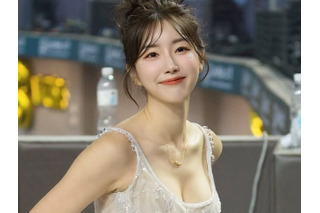 豊かな胸元！圧倒的なボリューム感に目を奪われる韓国“チア界の女神”、完璧肉体に驚嘆 画像