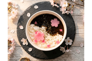 埼玉・西南さくら祭りに“桜漬け”を添えた「漆黒のカレーライス」が登場！ 画像