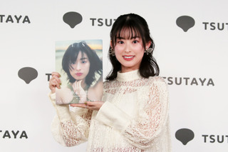井本彩花、“生死をさまよう”思いで挑んだ一枚も！冬の沖縄が舞台の2nd写真集は大大大満足の仕上がり 画像