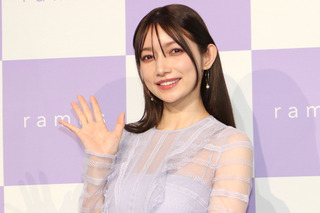 後藤真希、大胆胸元ざっくり＆オフショル純白ドレス披露！ 画像