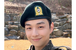 兵役中のWanna One出身カン・ダニエル、凛々しい軍服姿で敬礼！基礎軍事訓練を修了した近況 画像