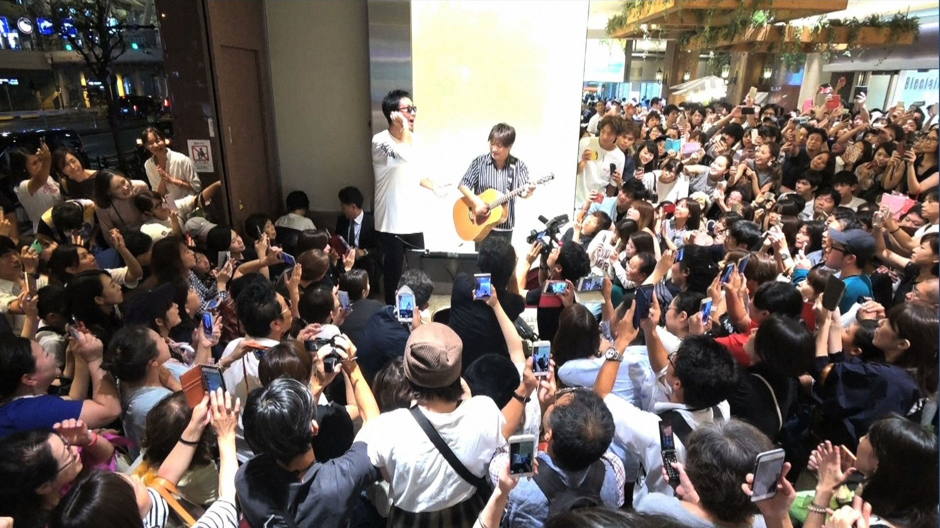 コブクロが情熱大陸に 大阪 ロンドンのガチンコストリートライブは鳥肌もの Rbb Today コブクロが情熱大陸に 大阪 ロンドンのガチンコストリートライブは鳥肌もの Rbb Today