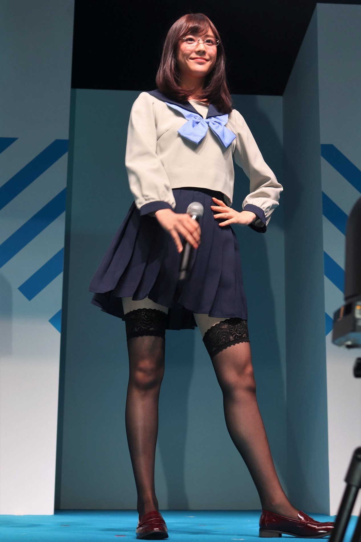 佐野ひなこ　ミニスカ 