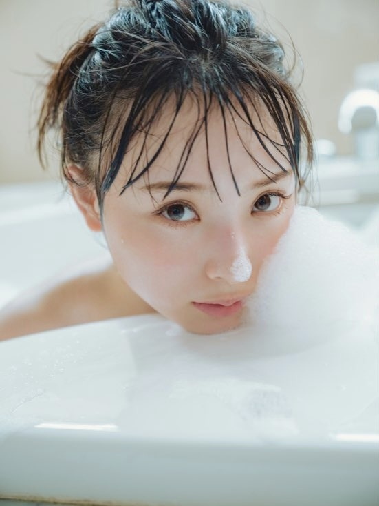 NMB48 梅山恋和 生写真 ② NMB48・梅山恋和のセーラー服姿に泡風呂ショットも!初写真集の
