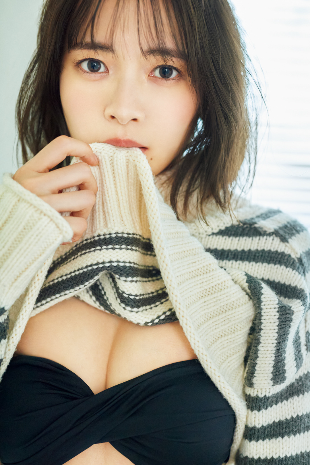 たくし上げ美女 