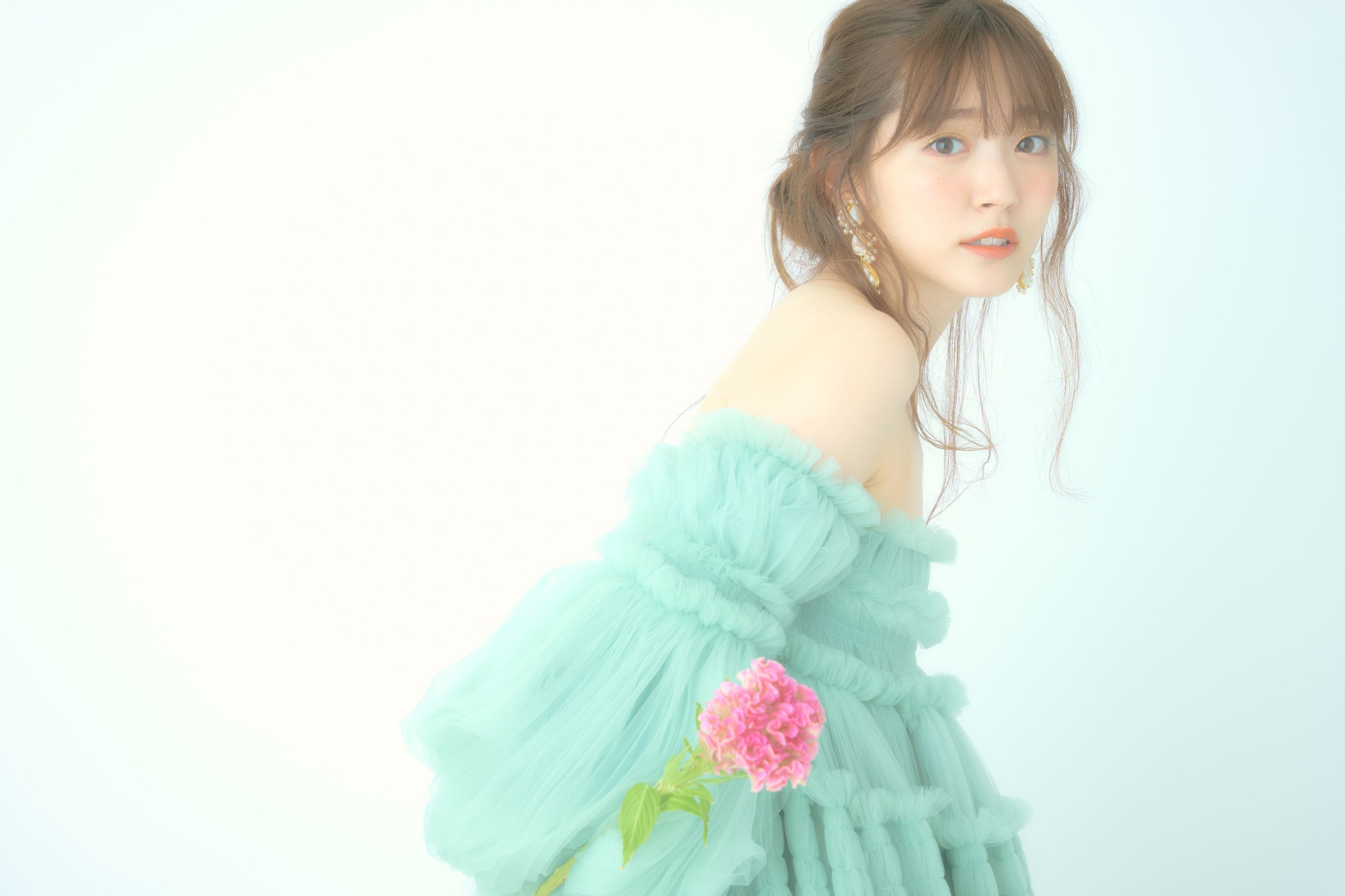鈴木愛理　エロイ 鈴木愛理、20周年写真集が発売！大胆なランジェリーオフショでアピール | RBB TODAY