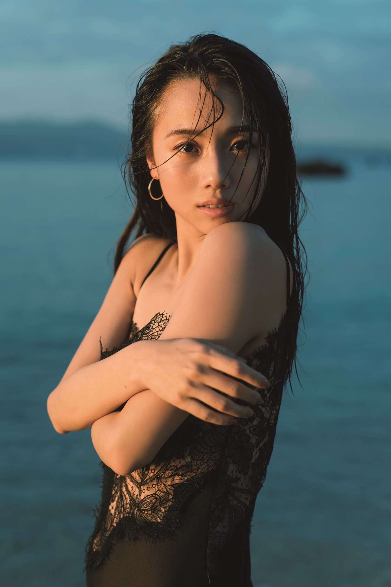 伊原葵、“100万人が惚れるカラダ”を初写真集で披露！水着や