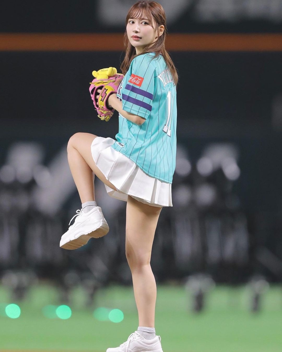 丘みどり ミニスカート 雪平莉左、ミニスカ始球式ショット＆練習動画に「国宝級」「スタイリッシュ」の称賛 | RBB TODAY