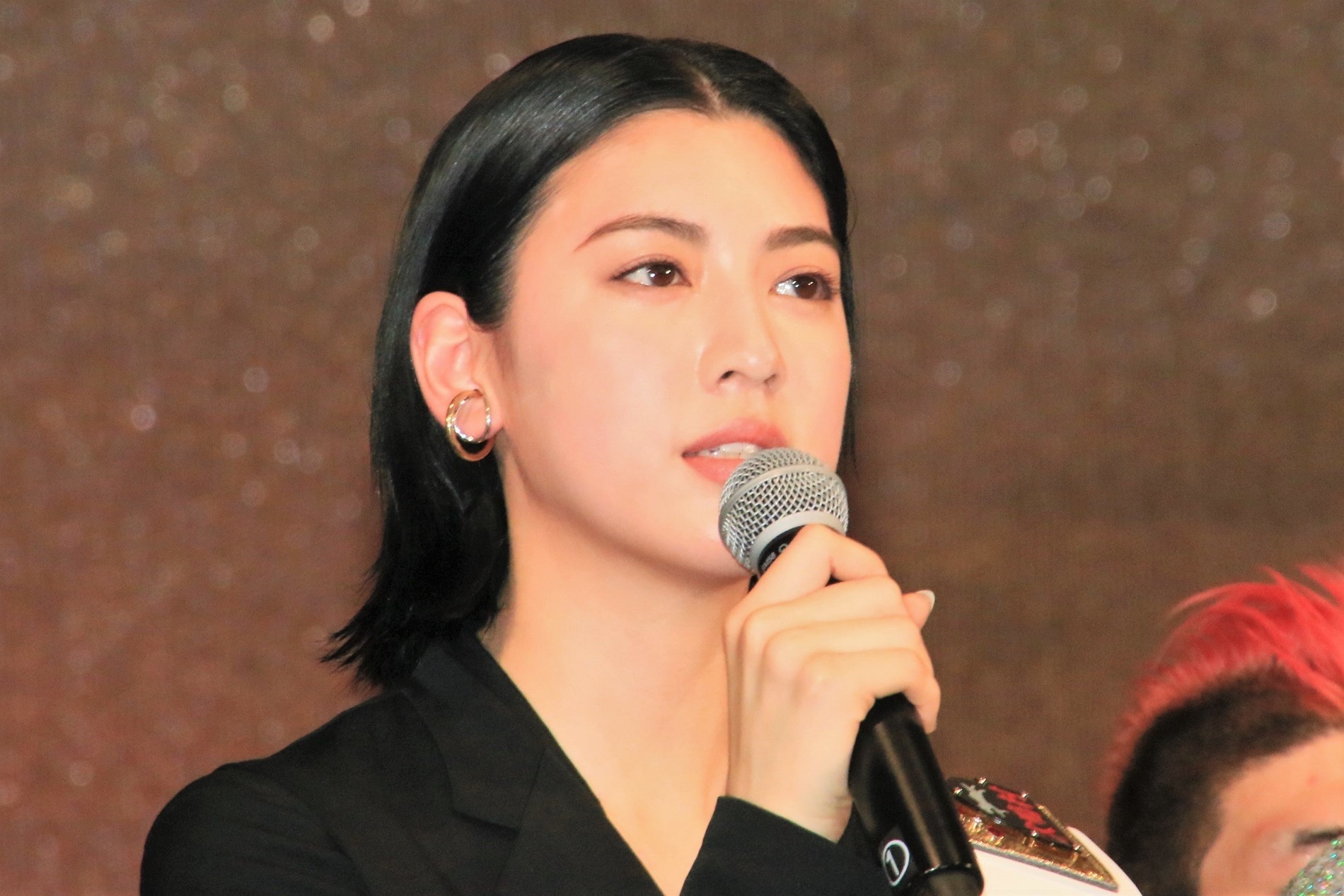 三吉彩花、『anan』最新号表紙で鍛え上げられた美腹筋とくびれ披露！ | RBB TODAY