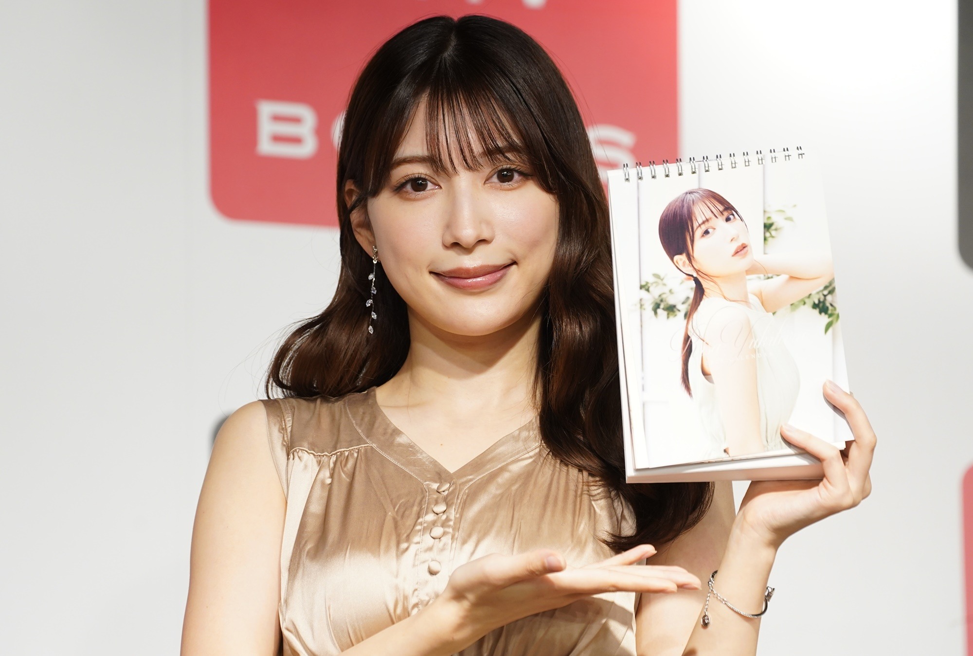 雪平莉左、新作カレンダーで胸元を大胆露出「鎖骨が見えたりして