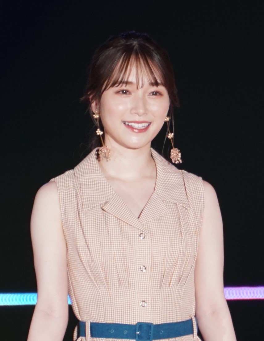 櫻坂46・守屋麗奈、3年ぶりの『週チャン』オフショ！ ストール