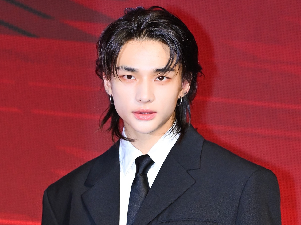 Stray Kids・ヒョンジン、筋肉質な腕露わな夏ルック！ファン想いな一面