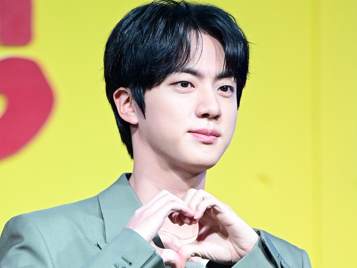 BTS・JIN、USJに降臨！興奮を隠しきれない様子の「オタク感満載」な姿