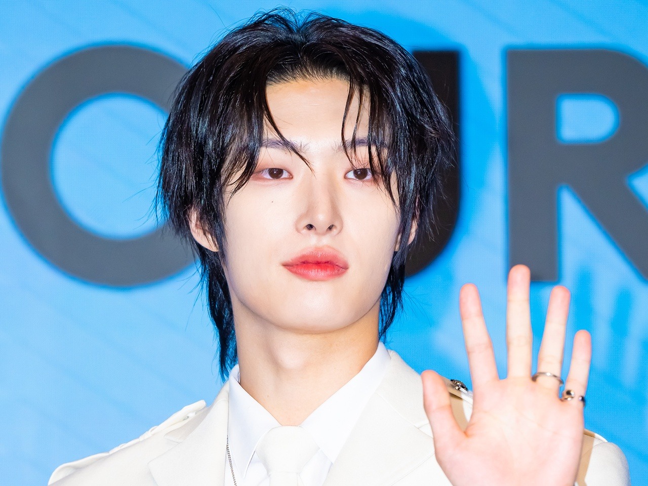 ATEEZ・ミンギ、「眼鏡×タイトシャツ」で“大人の色気”が限界突破！厚い