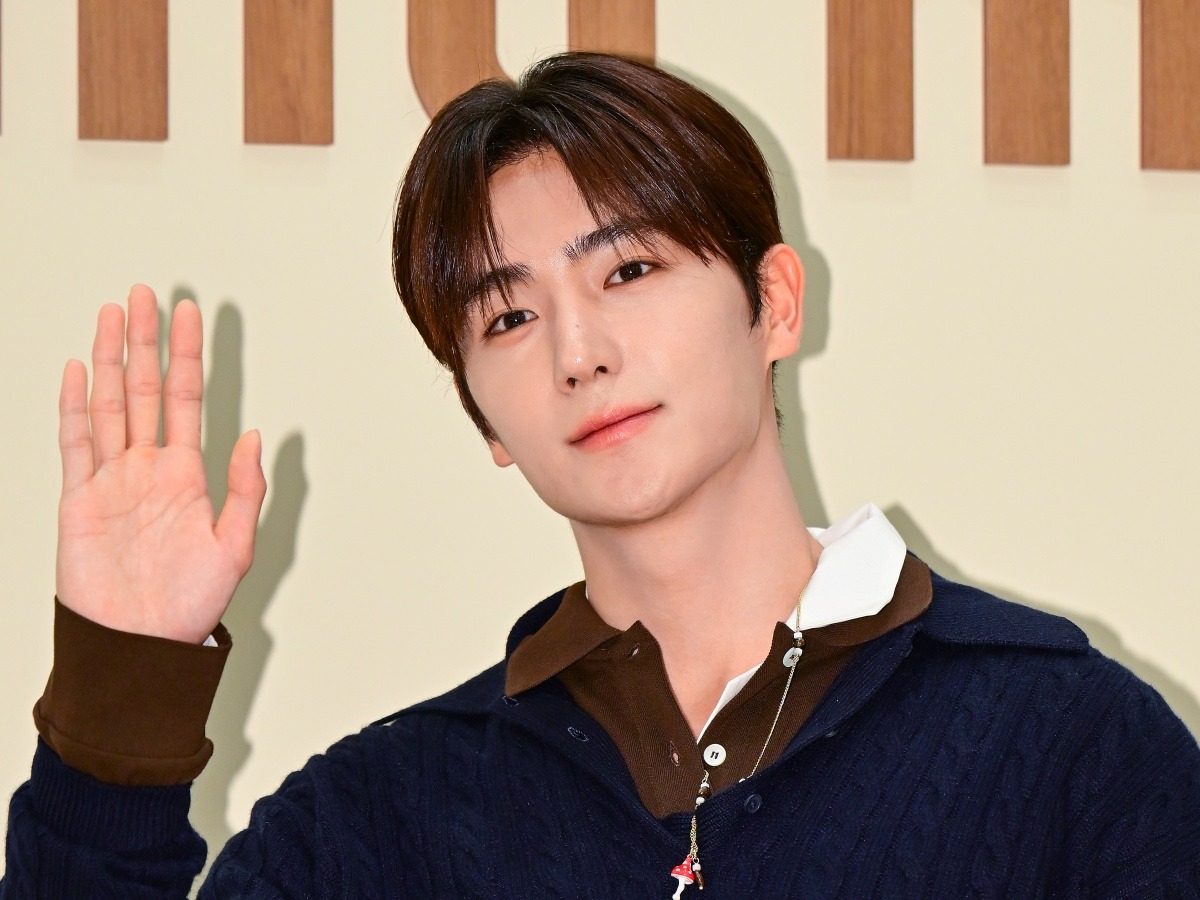 THE BOYZ・ヒョンジェが負傷、座って音楽番組出演へ 明日花キララとの