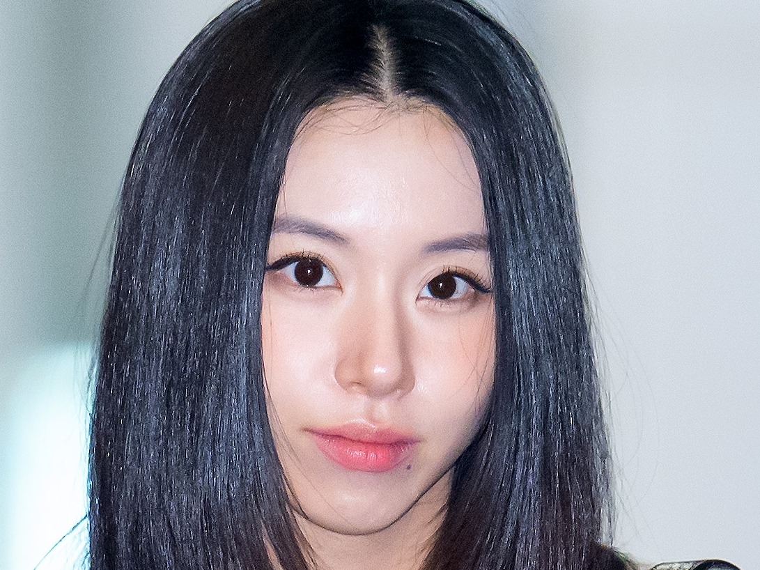 TWICE・チェヨン、アボカド色に染まった手が印象的な寝そべりSHOT…新AL