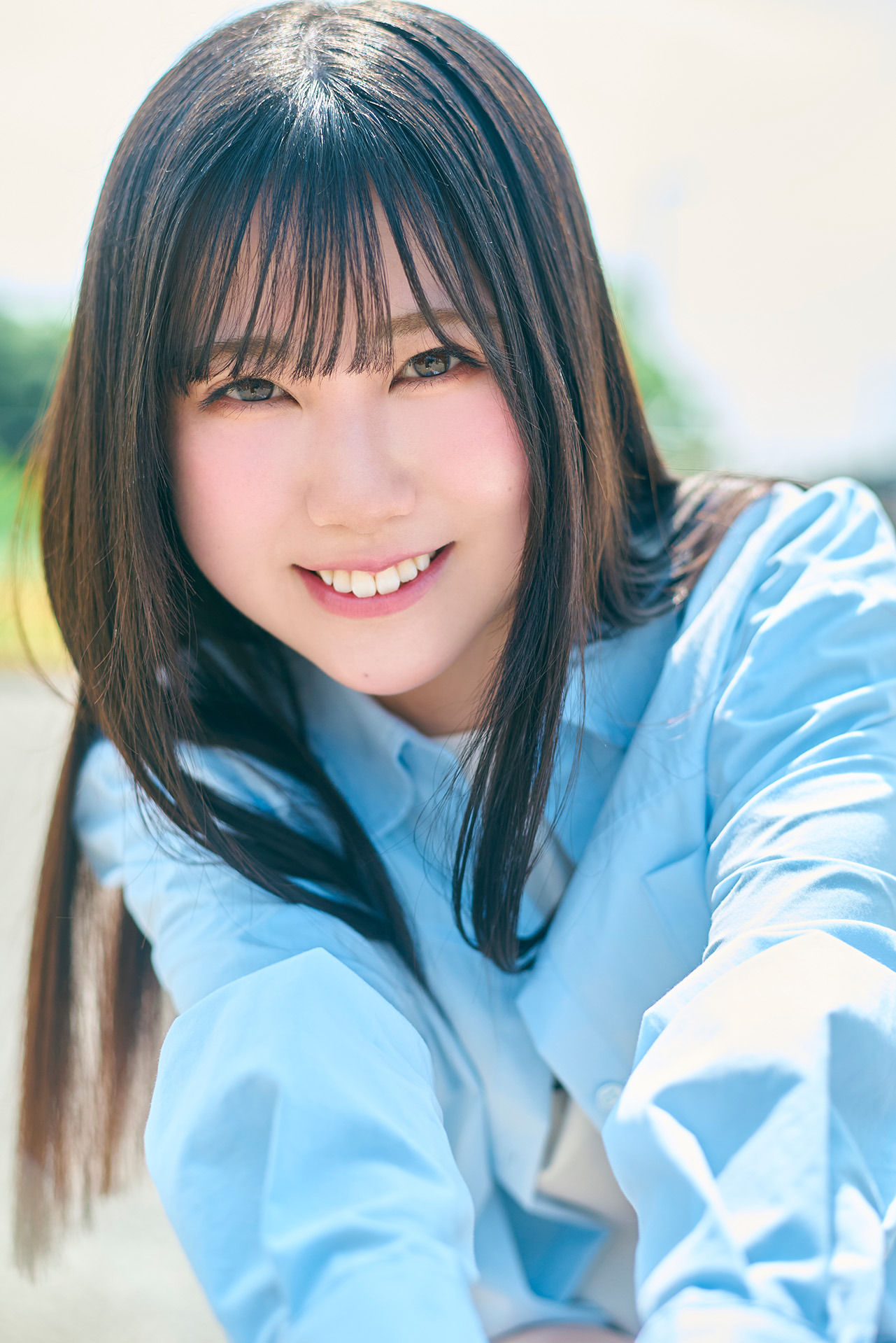 日向坂46・鶴崎仁香、爽やかシャツ姿の撮り下ろしカットが公開！ | RBB
