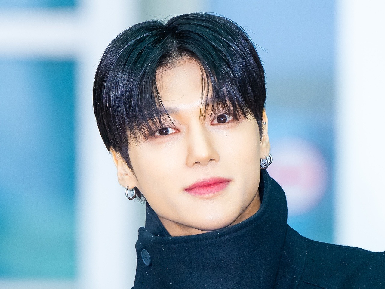 ATEEZ・ウヨン、オールブラックコーデで視線を独占！パリで輝く