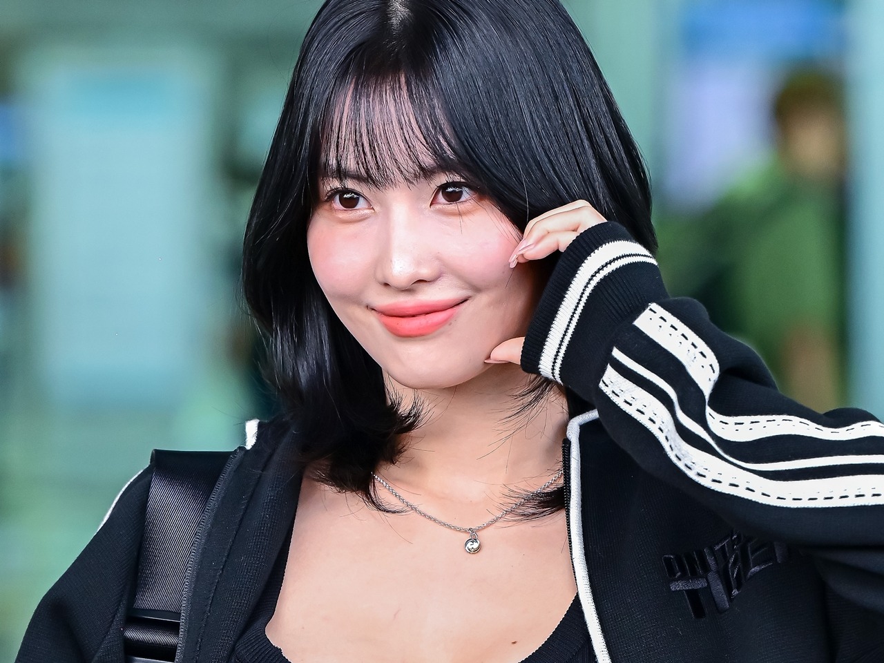 モモ様☆ブラックチェック ほとんど丸見せ状態…TWICE・モモ、胸元ぱっくり衣装で放つ貫禄美貌に