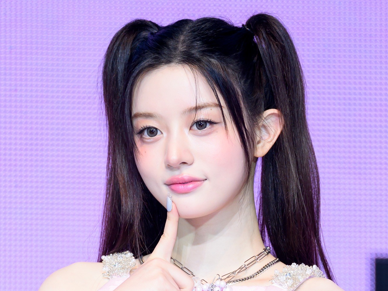 可愛すぎて衝撃」ILLIT・ミンジュ、蛍光ピンクヘアに大胆イメチェン