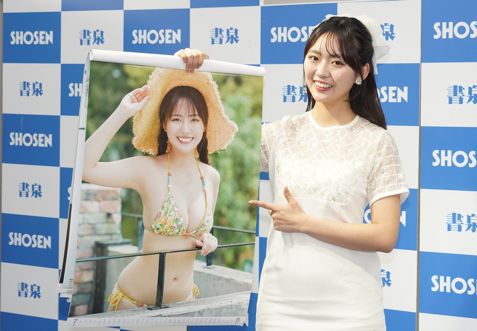 豊田ルナ、新作カレンダーのお気に入りは南国フルーツ柄の‟夏娘”ビキニ