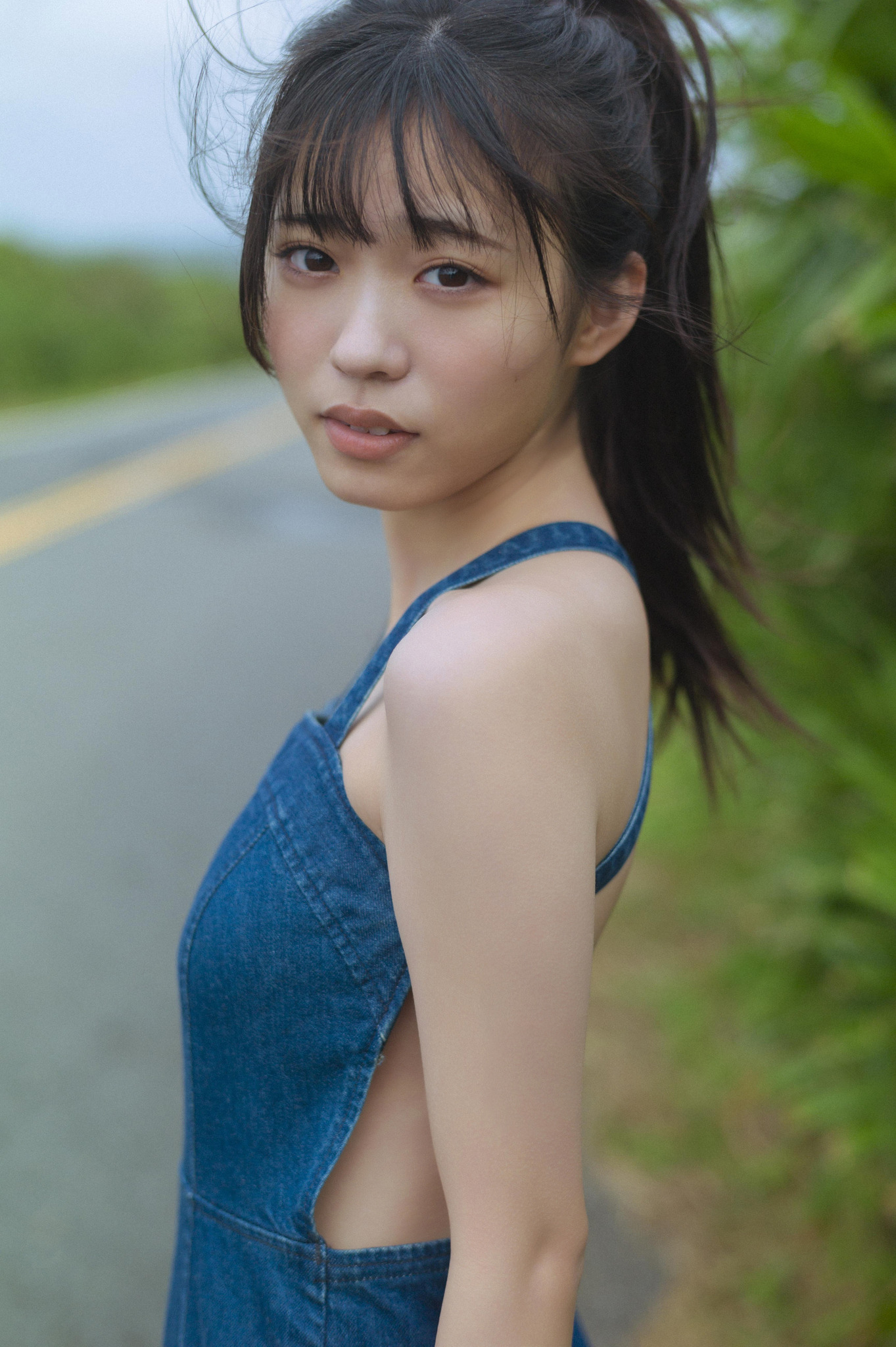 僕青・金澤亜美、背中があいたオーバーオール姿を披露！1st写真集が