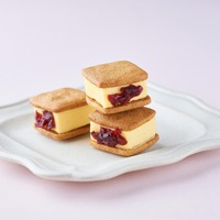 ひとくちサイズのバターサンド塩バニラブランデークランベリー　321円（税込）