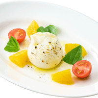 「ブッラータチーズとオレンジのカプレーゼ」（税込759円）