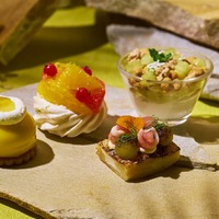 (左から)オレンジと日向夏のムース・柑橘のパヴロヴァ・メロンとアマレットのヴェリーヌ　(下)ベルガモットのパンペルデュ 生ハムとメロン