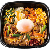 まぜて旨辛！ 温玉付き肉増し焼肉ビビンバ　1080円