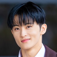 NCT・マーク、渋い服も上品に仕上げる！端正なルックスで中国ファッションウィークへ