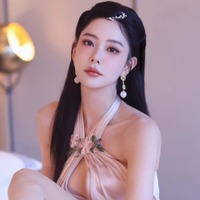 こぼれ落ちそう…“世界で最も美しい顔”2位の韓国女優、胸元オープンドレスでボリューム感あらわ