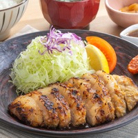 「豚トロみそ漬け炭火焼き」定食価格　1,240円（税込）