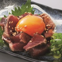 「炭火焼 鰹たたきユッケ」649円（税込）