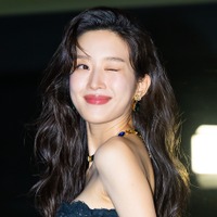 「ほぼ全部見えてる」衣装が話題になった女優ムン・ガヨン、“美デコルテ”あらわなドレス姿で春の女神に