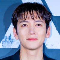 俳優チ・チャンウク、輝きを増すばかりの美貌…ジャケット＆濡れた質感の髪で制作報告会に登場