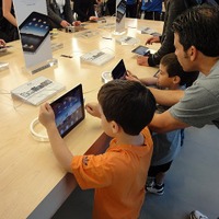 iPadに触れる子どもたち