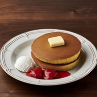 「トラディショナル・ホットケーキ 丸ごと苺ソース&ホイップクリーム」単品 890円→ 690円