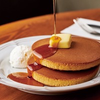 「トラディショナル・ホットケーキ ホイップクリーム付き」単品 790円→ 590円