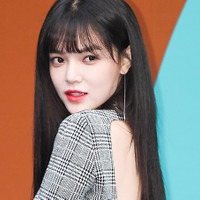 ナイトプールで開放的なスイムウェア姿…タトゥーも堂々披露、元K-POPアイドルの近況に「気絶しそう」の声 画像