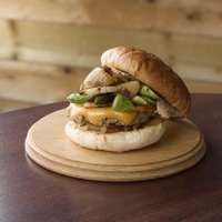 「富良野産アスパラガスと越冬じゃがいもと自家製ベーコンの和牛チーズバーガー」1,620円