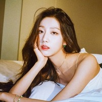 K-POPアイドル出身イェイン、リゾートで際立つ「完璧なプロポーション」