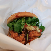 「パクチーチキンバーガー カオマンガイ」【撮影／平木昌宏】