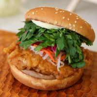 「パクチーチキンバーガー バインミー」【撮影／平木昌宏】